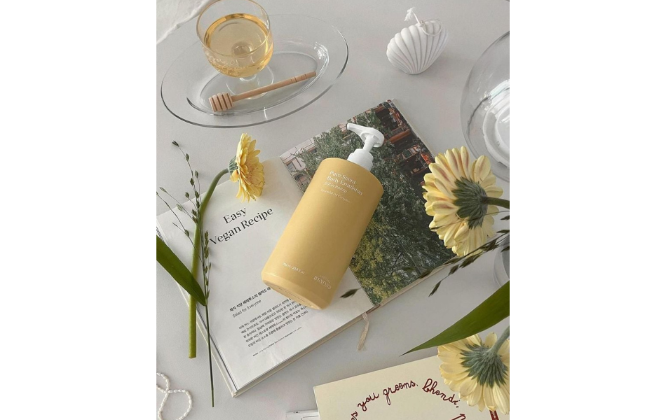 Sữa tắm thuần chay dưỡng ẩm chuyên sâu mùi xạ hương ấm và mật ong ngọt ngào Beyond Pure Scent in Honey Body wash 700ml